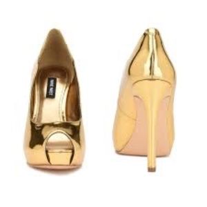 New Nine West metallic gold heels size 5